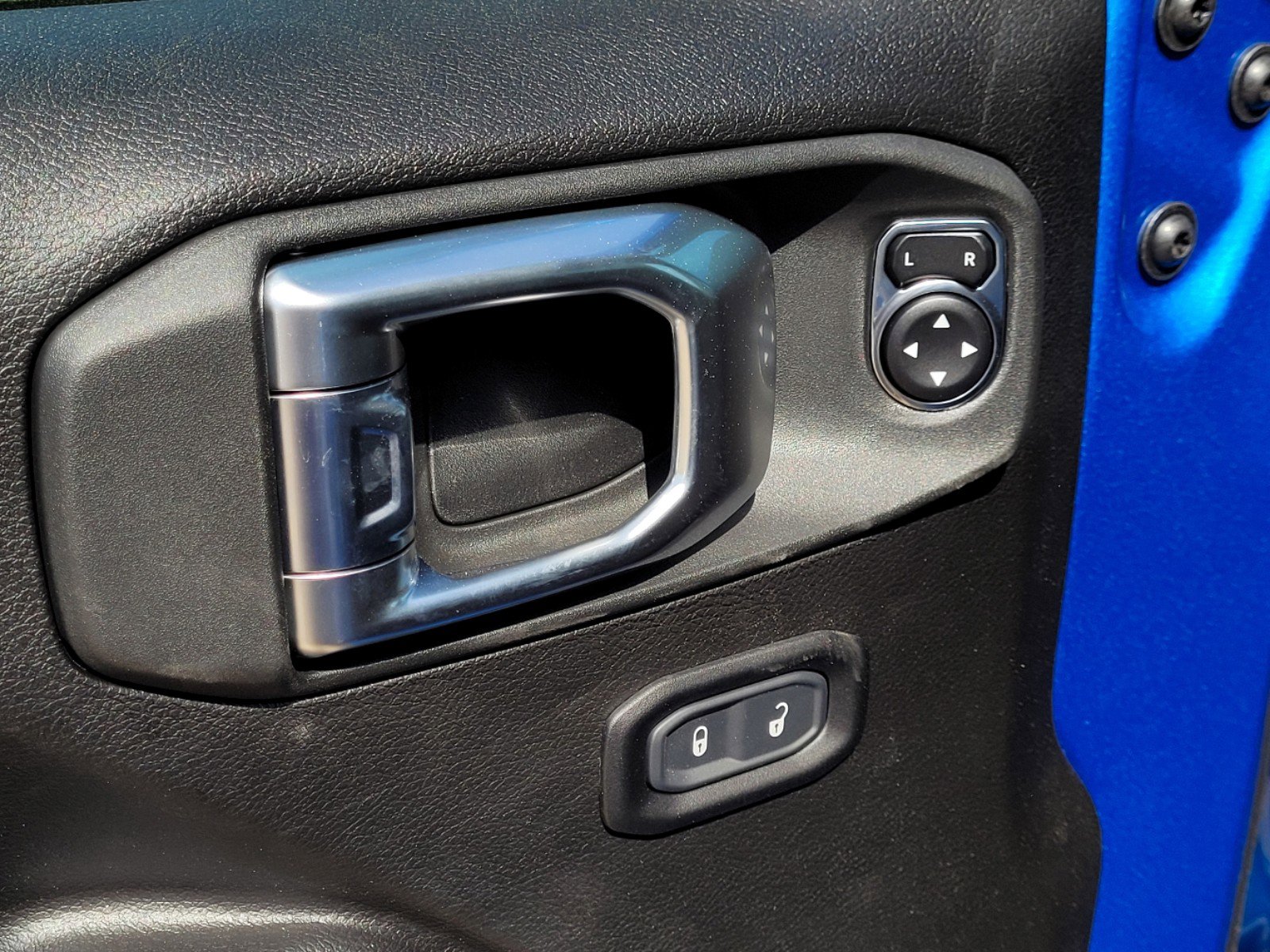 New 2023 Jeep Wrangler Unlimited w/ Sun & Screen Package image 10