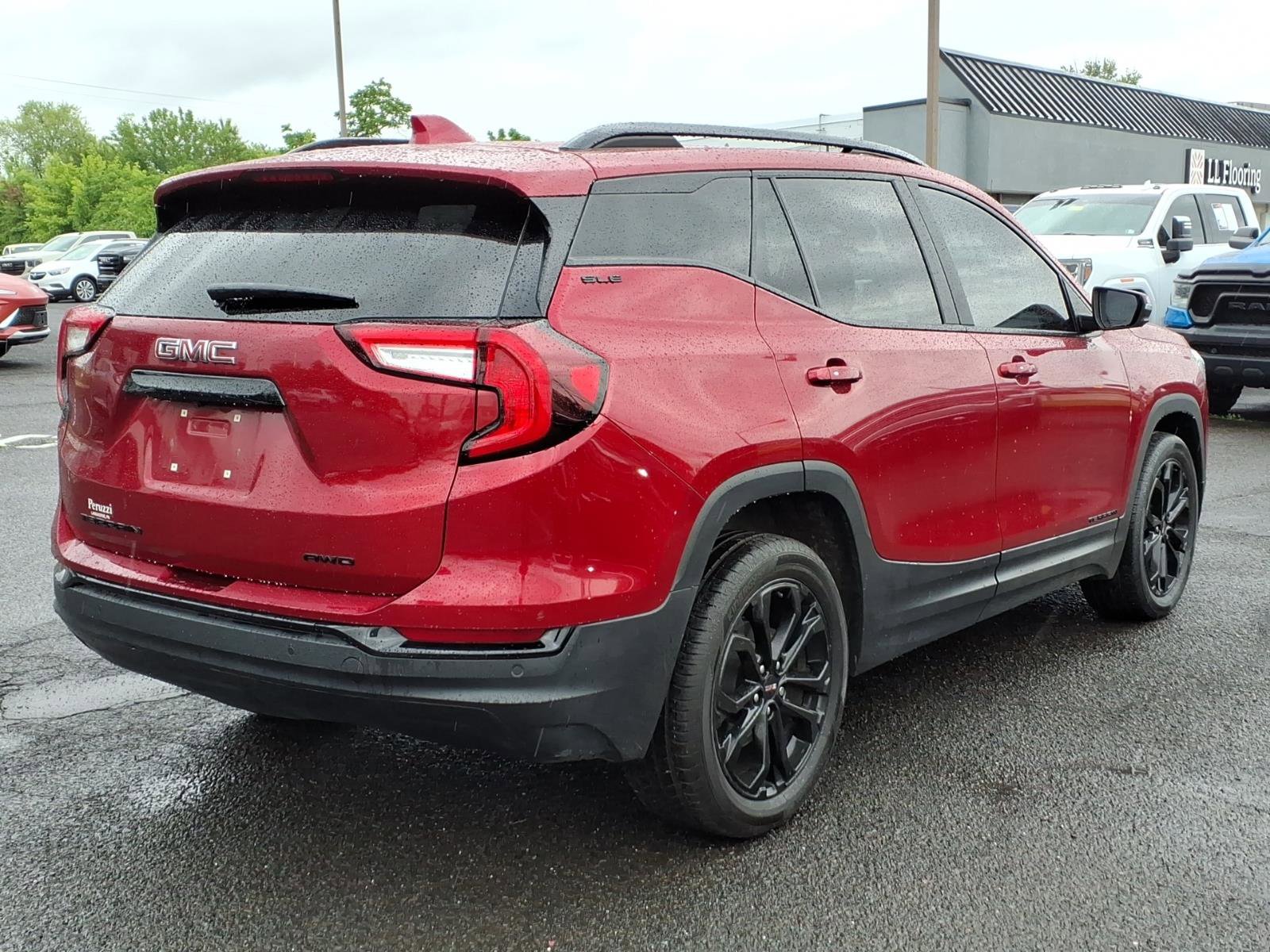 Certified 2022 GMC Terrain SLE w/ Driver Convenience Package AWD/4WD image 3