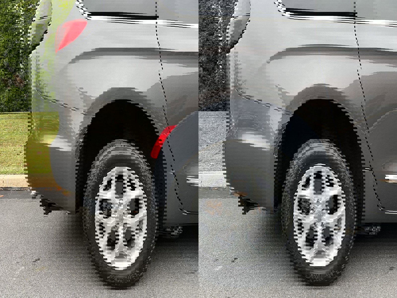 Used 2017 Chrysler Pacifica Touring-L w/ Tire & Wheel Group image 42