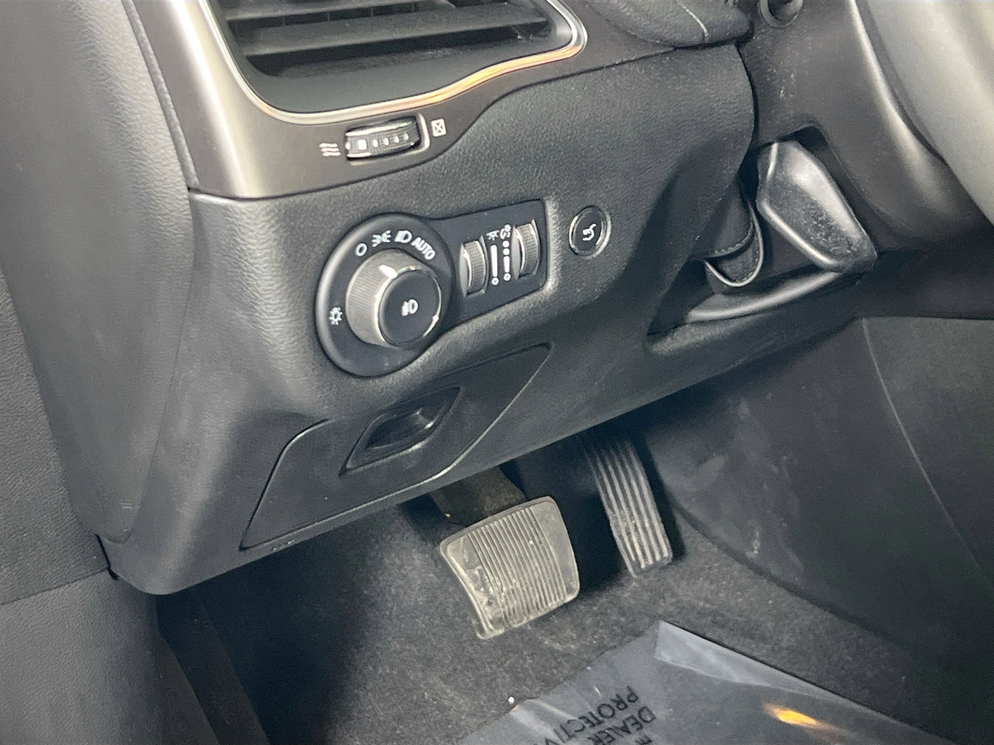 Used 2022 Jeep Cherokee Latitude Lux w/ Mopar Interior Package image 10