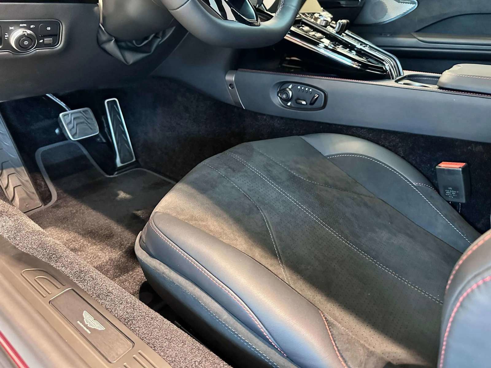 New 2025 Aston Martin V8 Vantage Coupe image 11