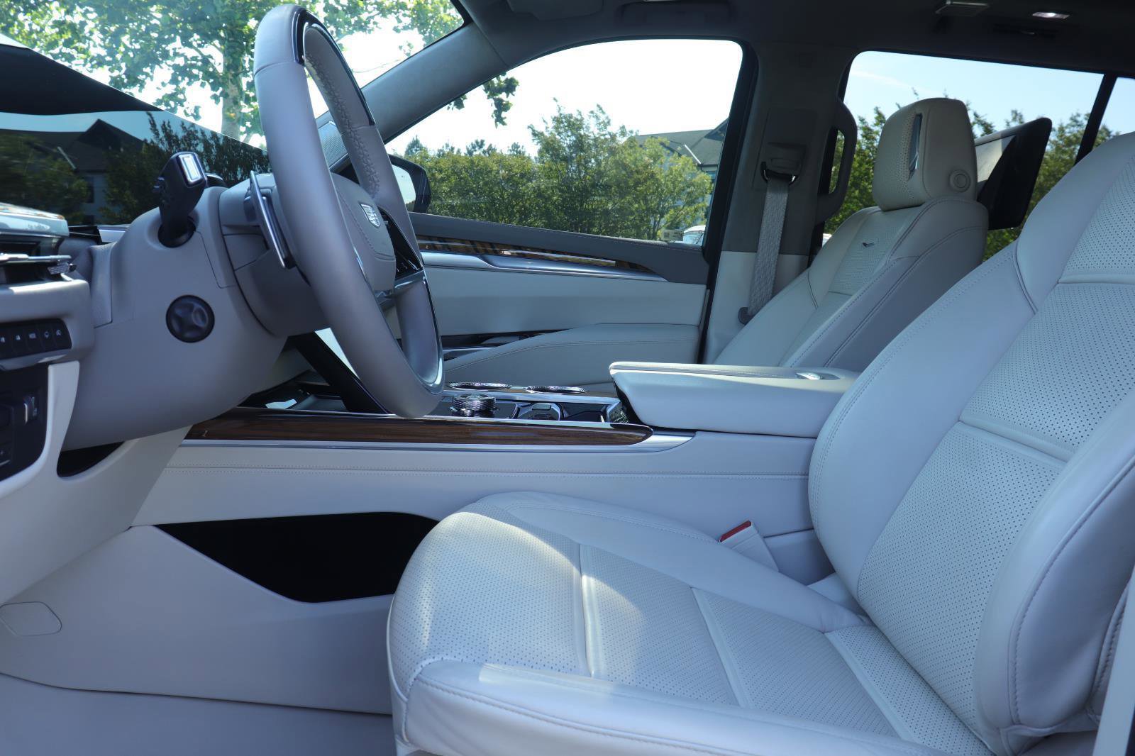 Used 2025 Cadillac Escalade Sport Platinum w/ LPO, Floor Liner Package AWD/4WD image 11
