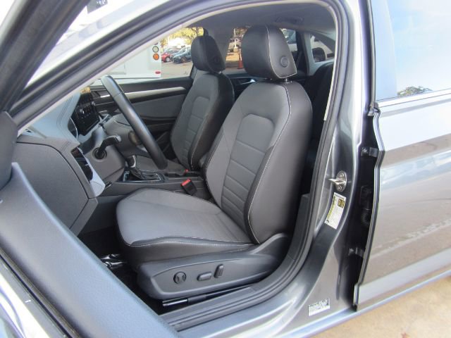 Used 2025 Volkswagen Jetta SE FWD image 6