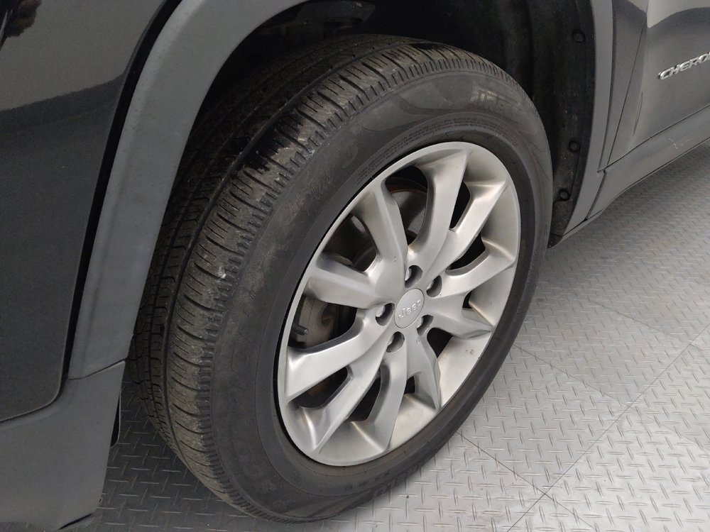 Used 2017 Jeep Cherokee Limited image 31