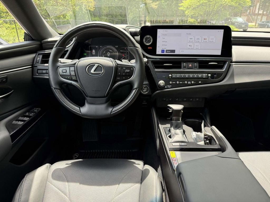 Used 2025 Lexus ES 300h w/ Technology Package FWD image 8