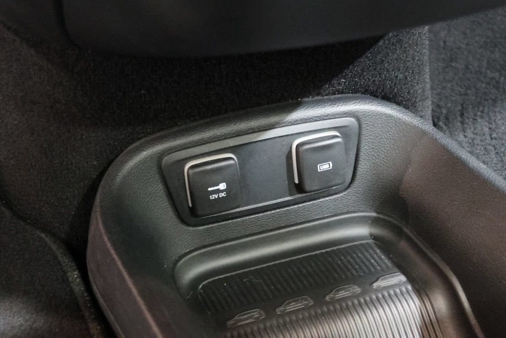 Used 2017 Chrysler Pacifica Limited w/ UConnect Theater Package FWD image 31