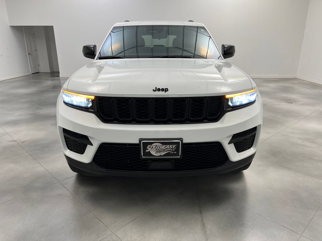 Used 2025 Jeep Grand Cherokee Altitude AWD/4WD image 3