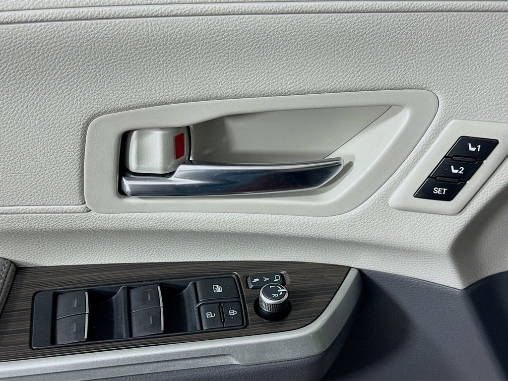Used 2024 Toyota Sienna Limited image 21