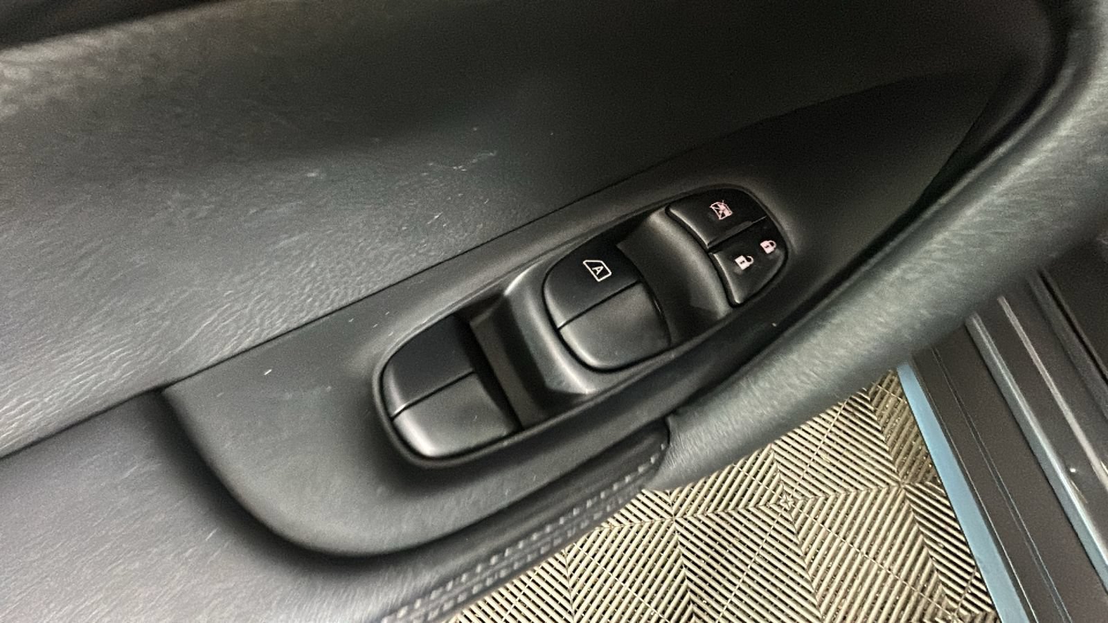 Used 2020 Nissan Rogue S FWD image 12