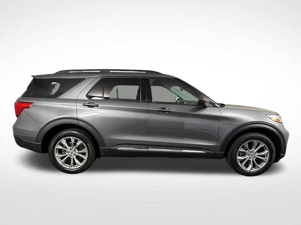 Used 2023 Ford Explorer XLT w/ Equipment Group 202A AWD/4WD image 4