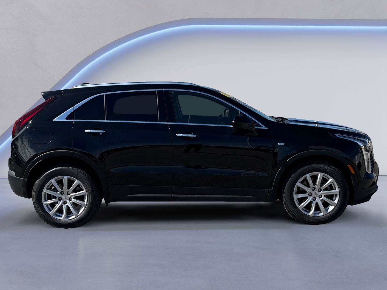 Used 2022 Cadillac XT4 Luxury w/ Cold Weather Package image 2