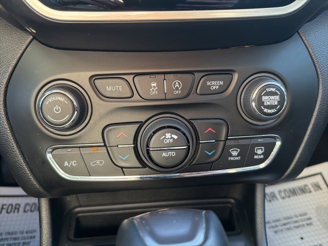 Used 2020 Jeep Cherokee Limited w/ Technology Group image 24