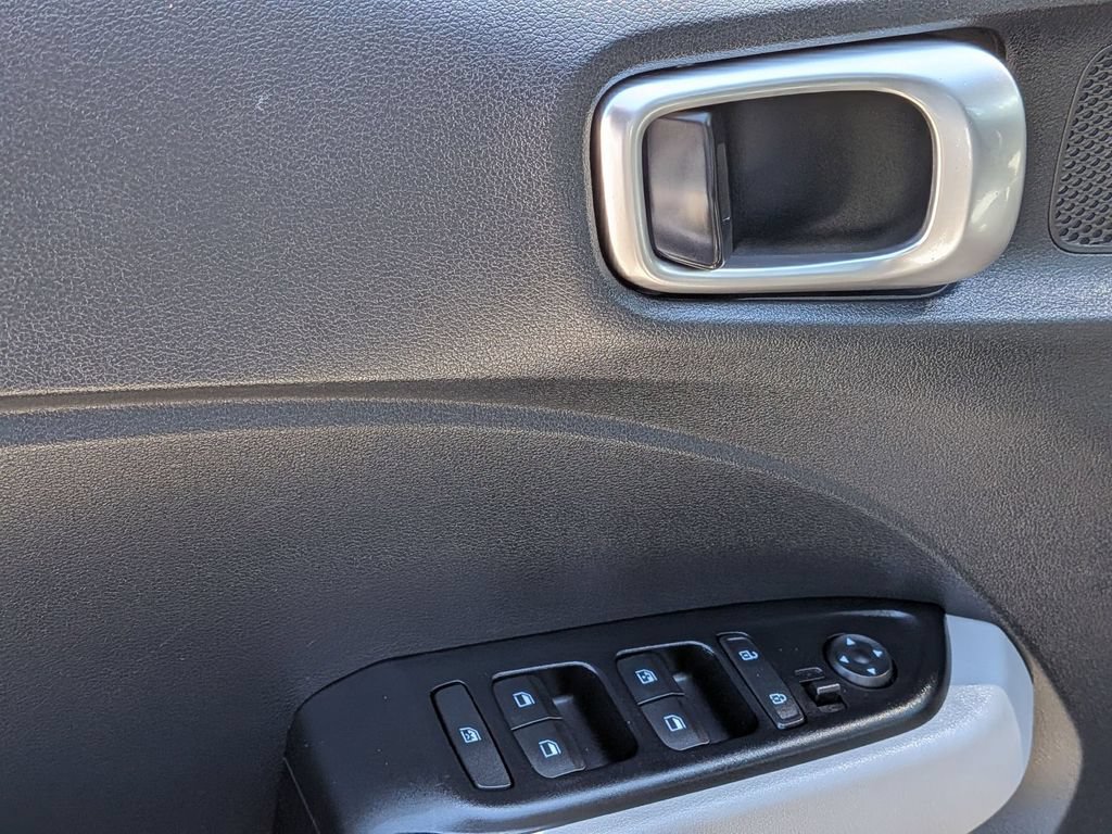 Used 2025 Hyundai Venue SEL FWD image 13