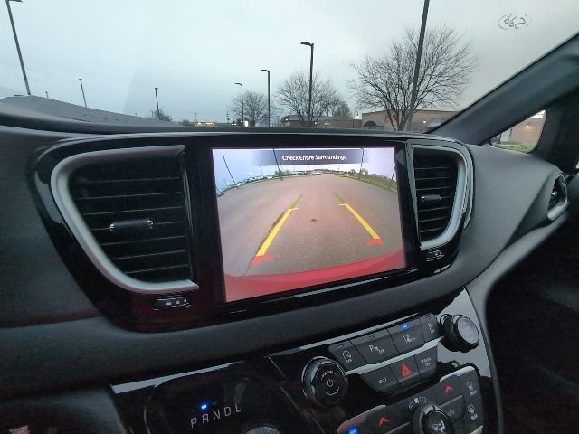 Used 2025 Chrysler Pacifica Select image 13