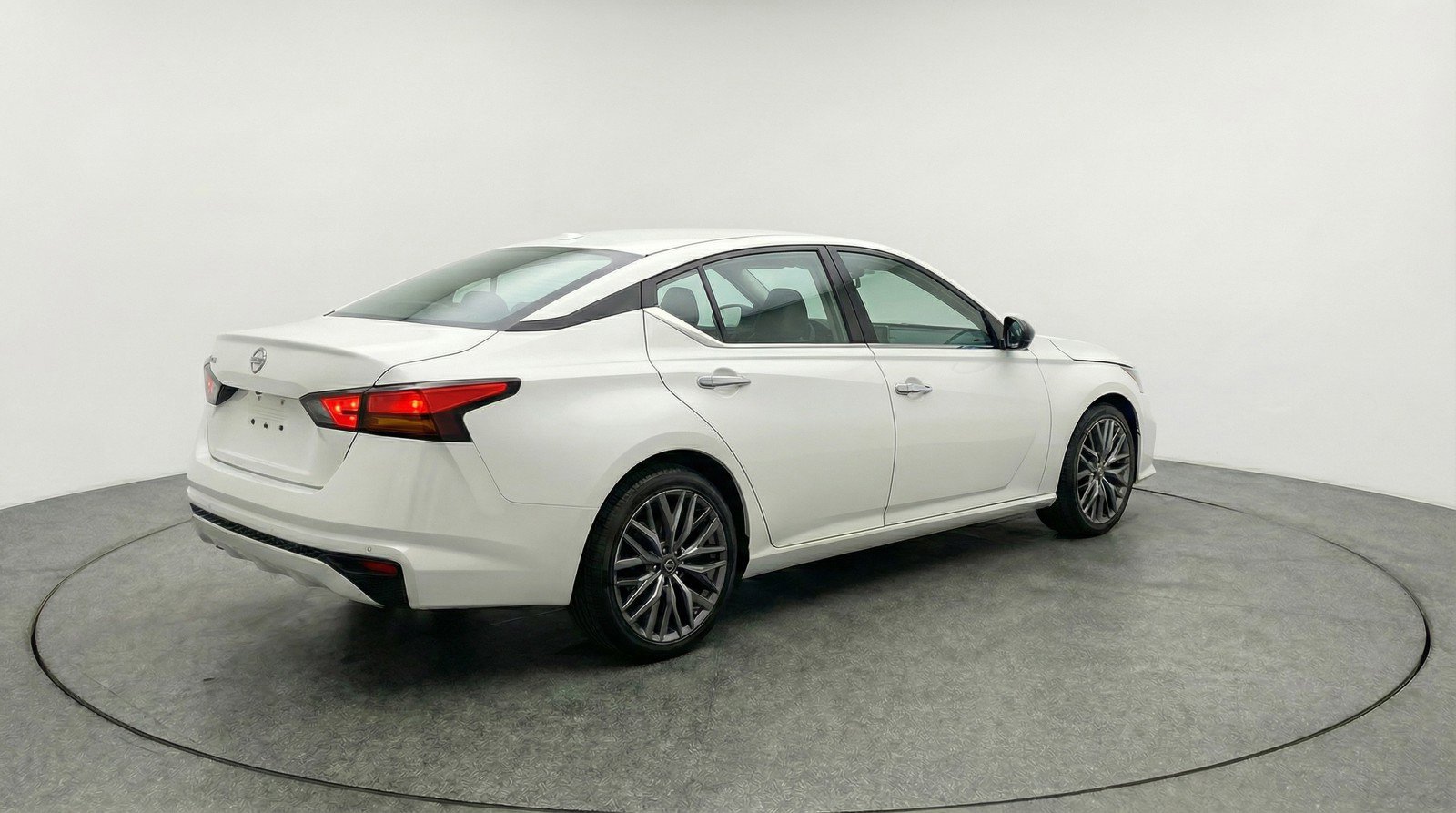 Used 2025 Nissan Altima 2.5 SV image 9
