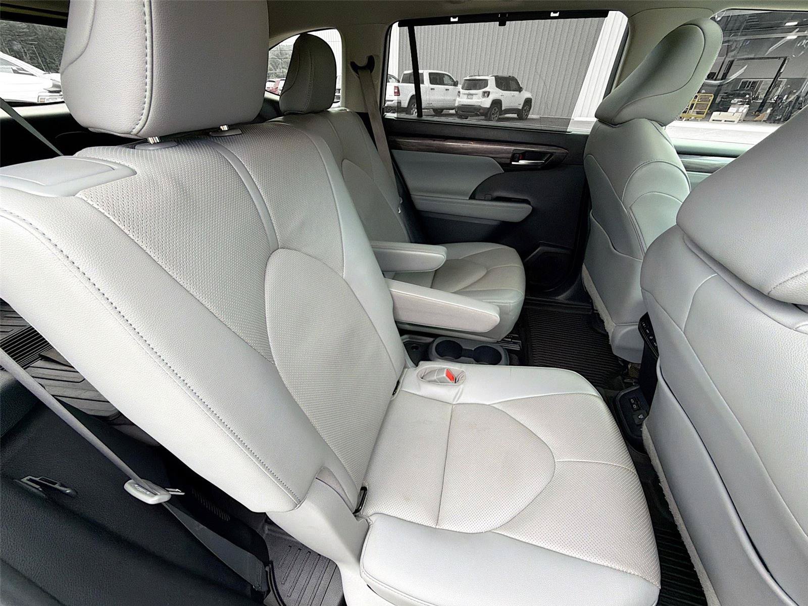 Used 2023 Toyota Highlander Limited AWD/4WD image 29