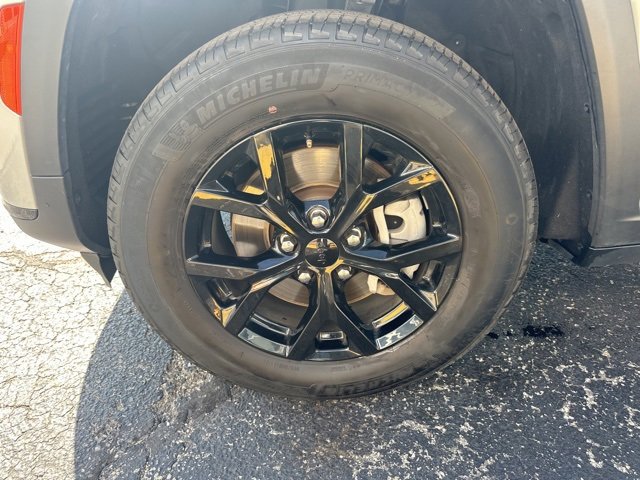 Used 2024 Jeep Grand Cherokee L Laredo image 32