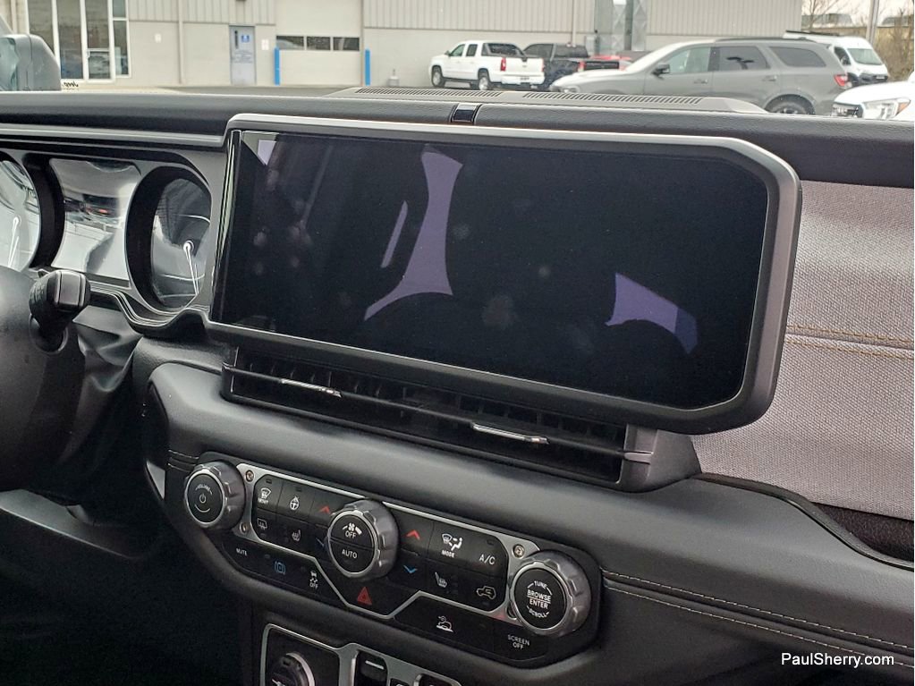 Used 2025 Jeep Wrangler Sahara image 22