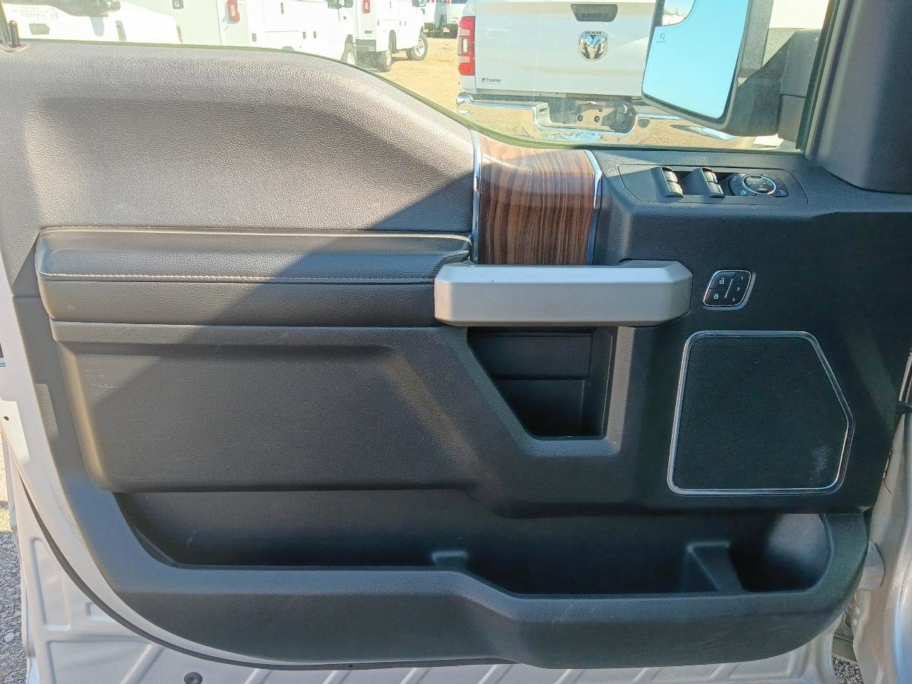 Used 2015 Ford F150 Lariat image 9