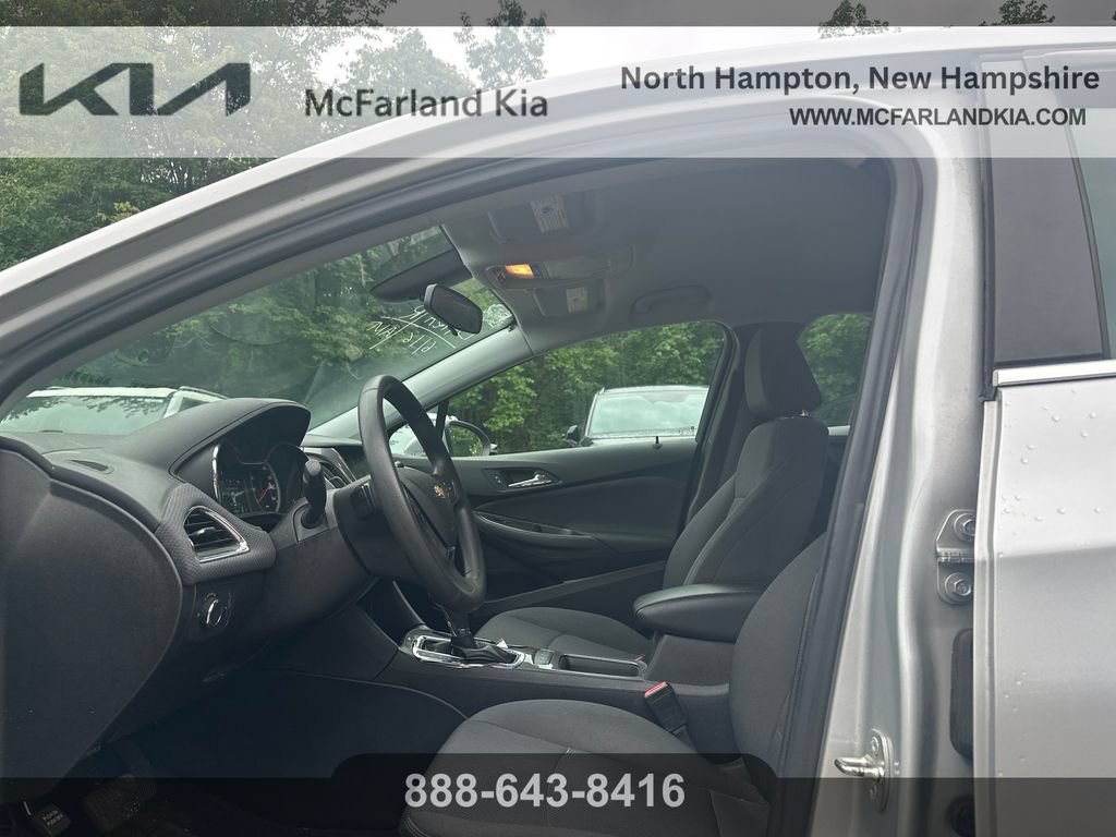 Used 2019 Chevrolet Cruze LT w/ Convenience Package FWD image 10