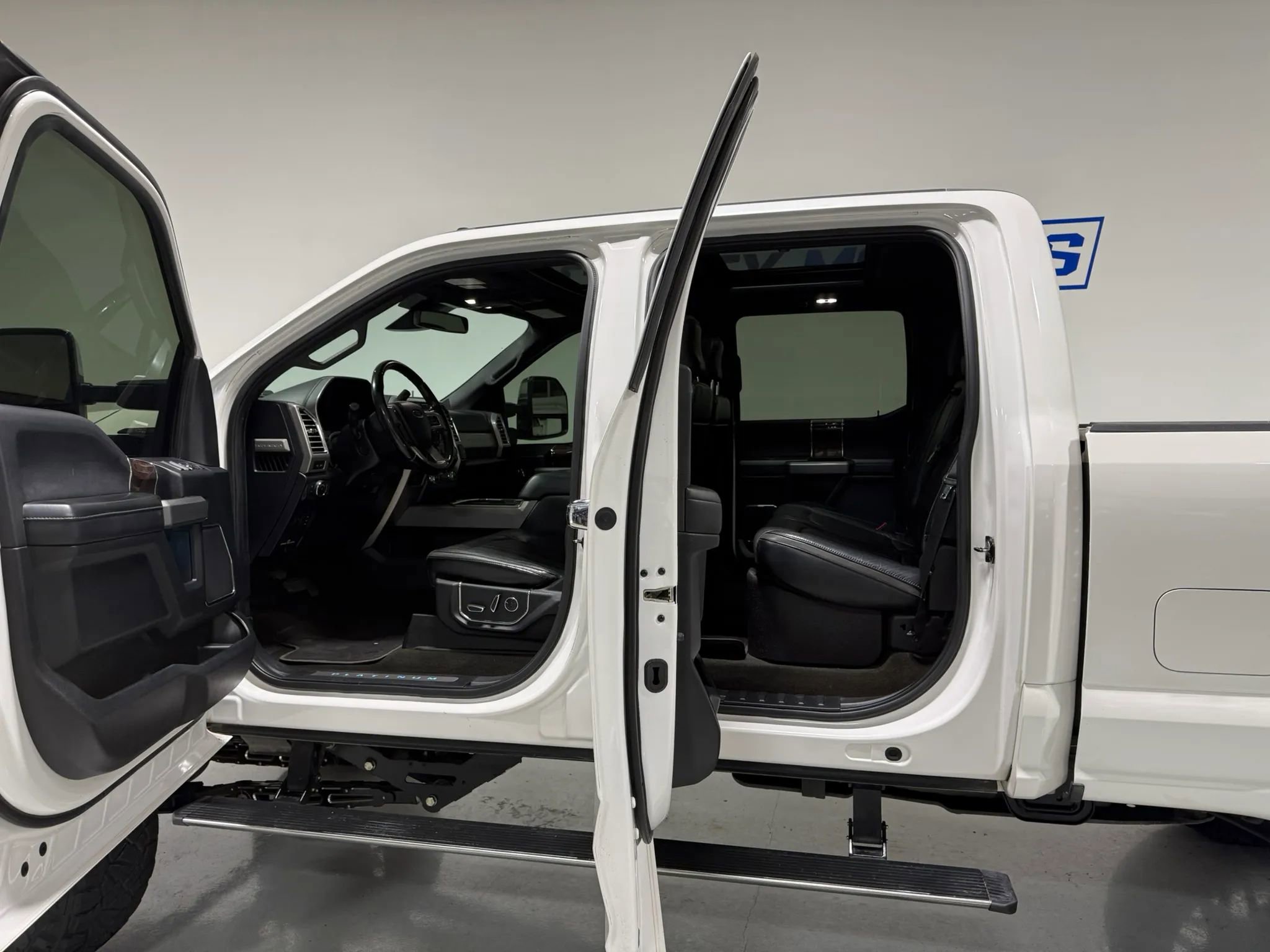 Used 2017 Ford F250 Platinum w/ Platinum Ultimate Package AWD/4WD image 14