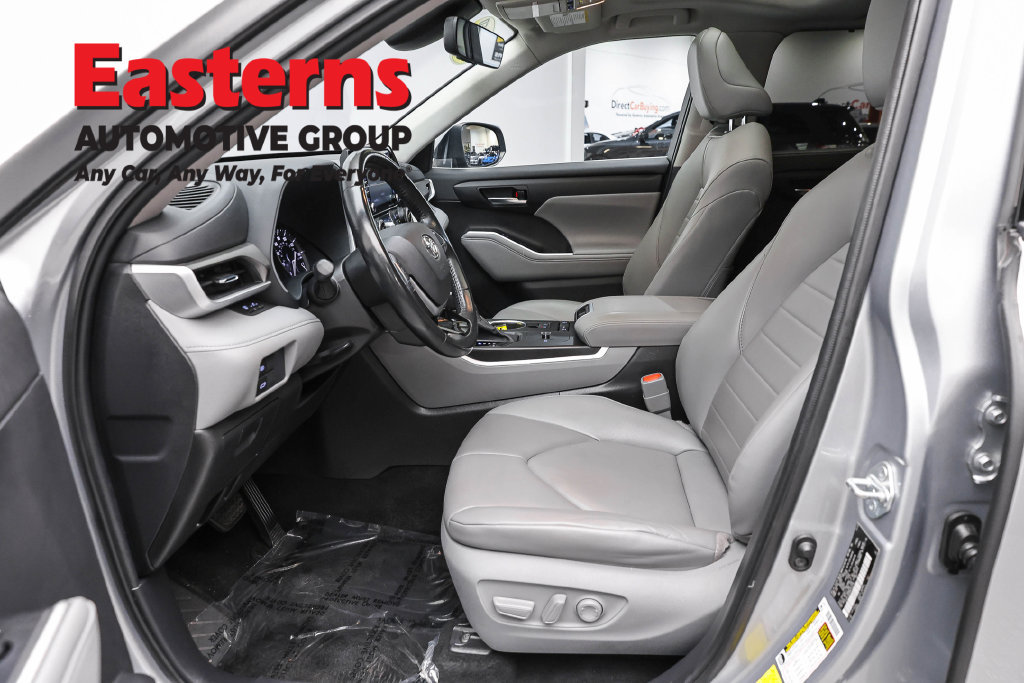 Used 2021 Toyota Highlander XLE FWD image 16