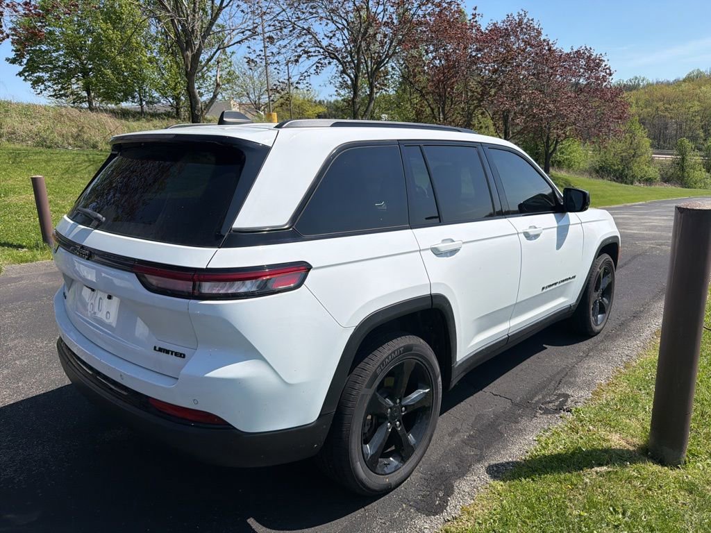 Used 2023 Jeep Grand Cherokee Limited w/ Black Appearance Package image 4