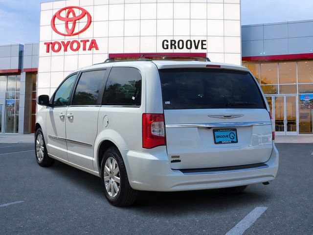 Used 2016 Chrysler Town & Country Touring FWD image 3
