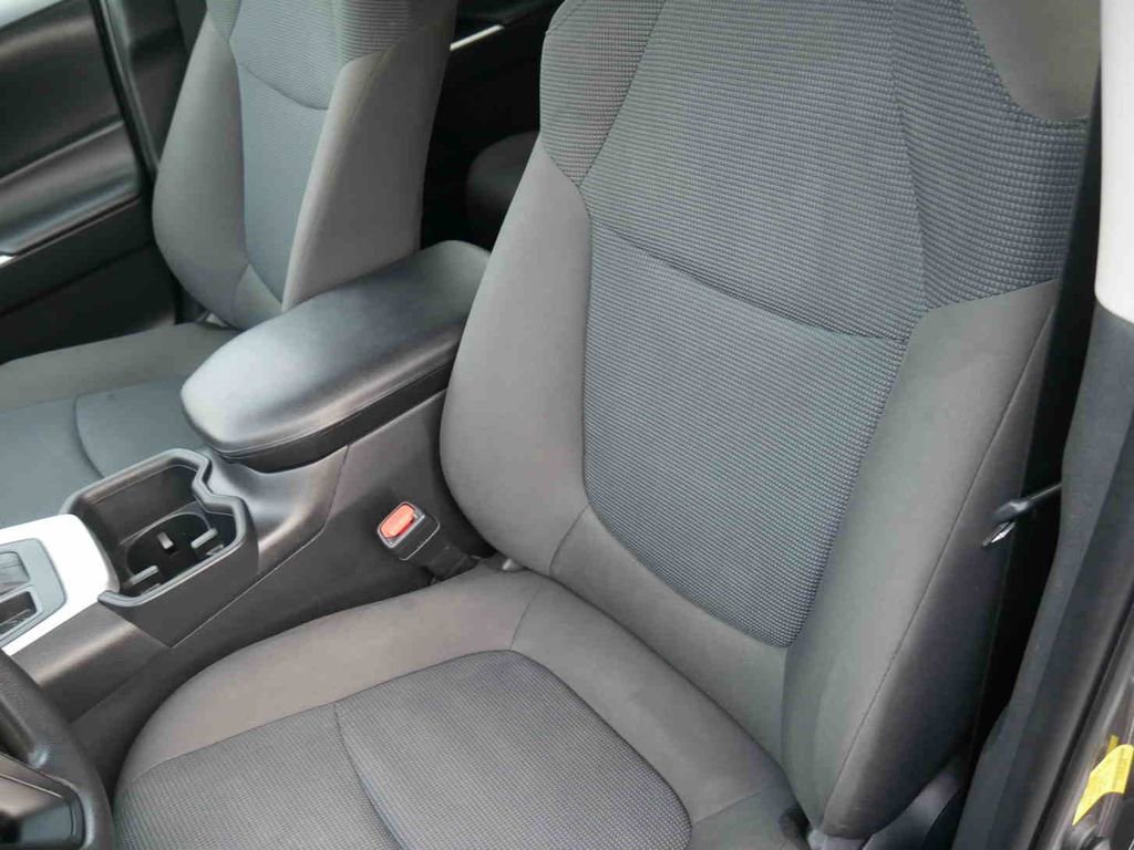 Used 2022 Toyota RAV4 LE image 27