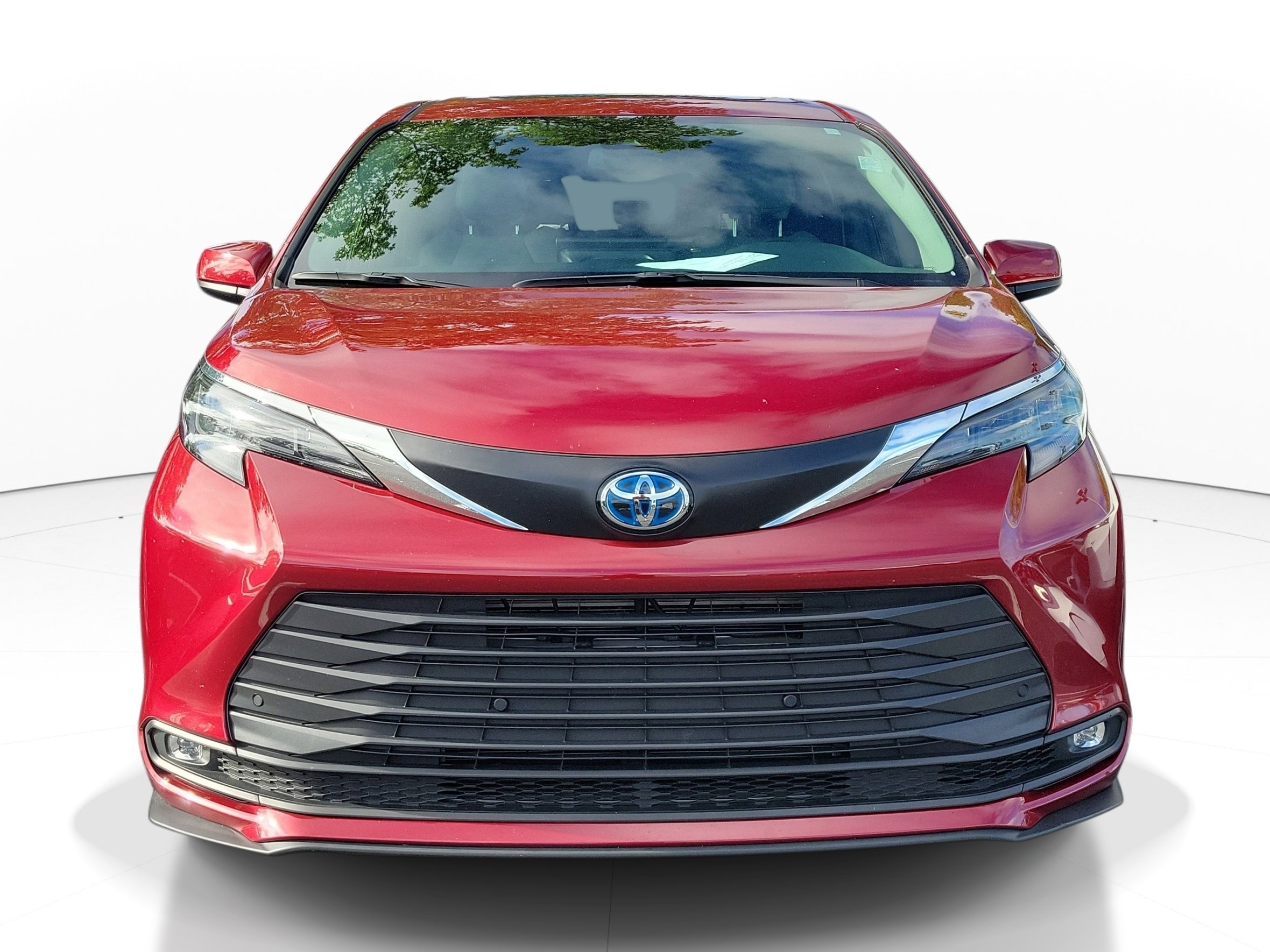 Used 2025 Toyota Sienna XLE image 2