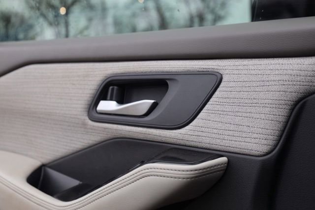 Used 2023 Nissan Rogue SL w/ SL Premium Package image 19