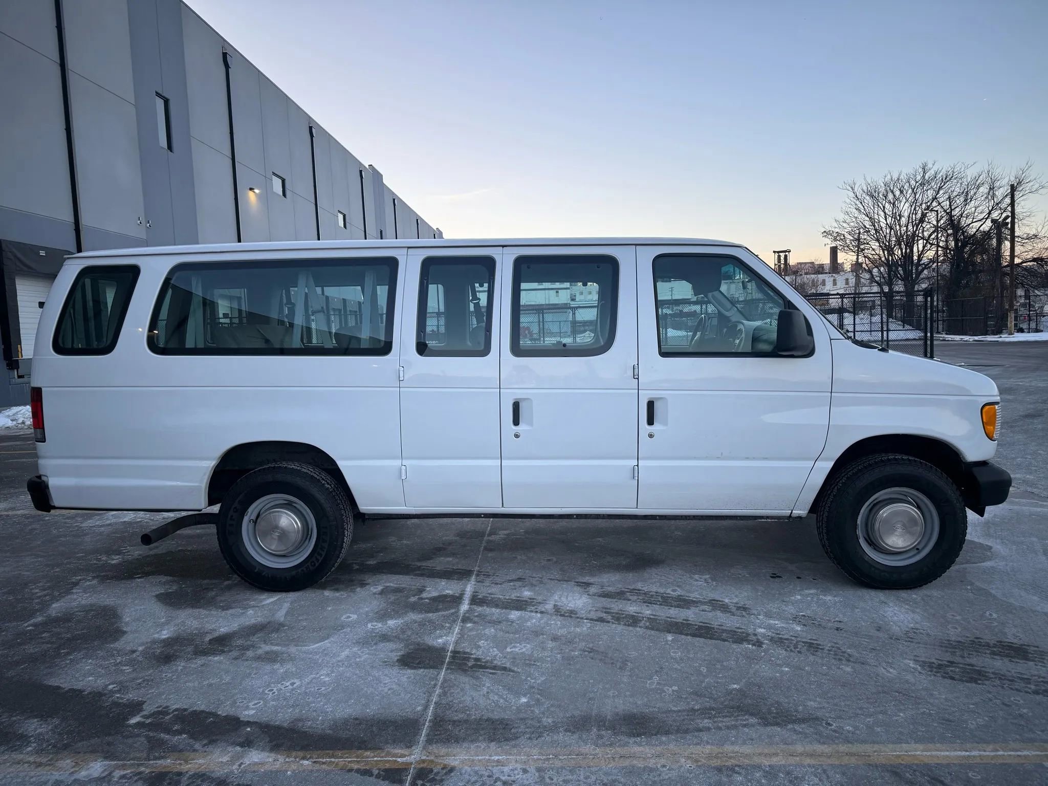 Used 2003 Ford E-350 and Econoline 350 XLT image 10