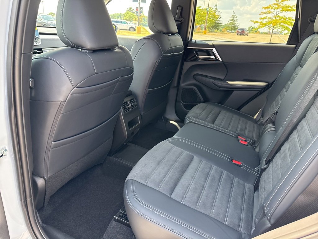 New 2025 Mitsubishi Outlander SE image 23