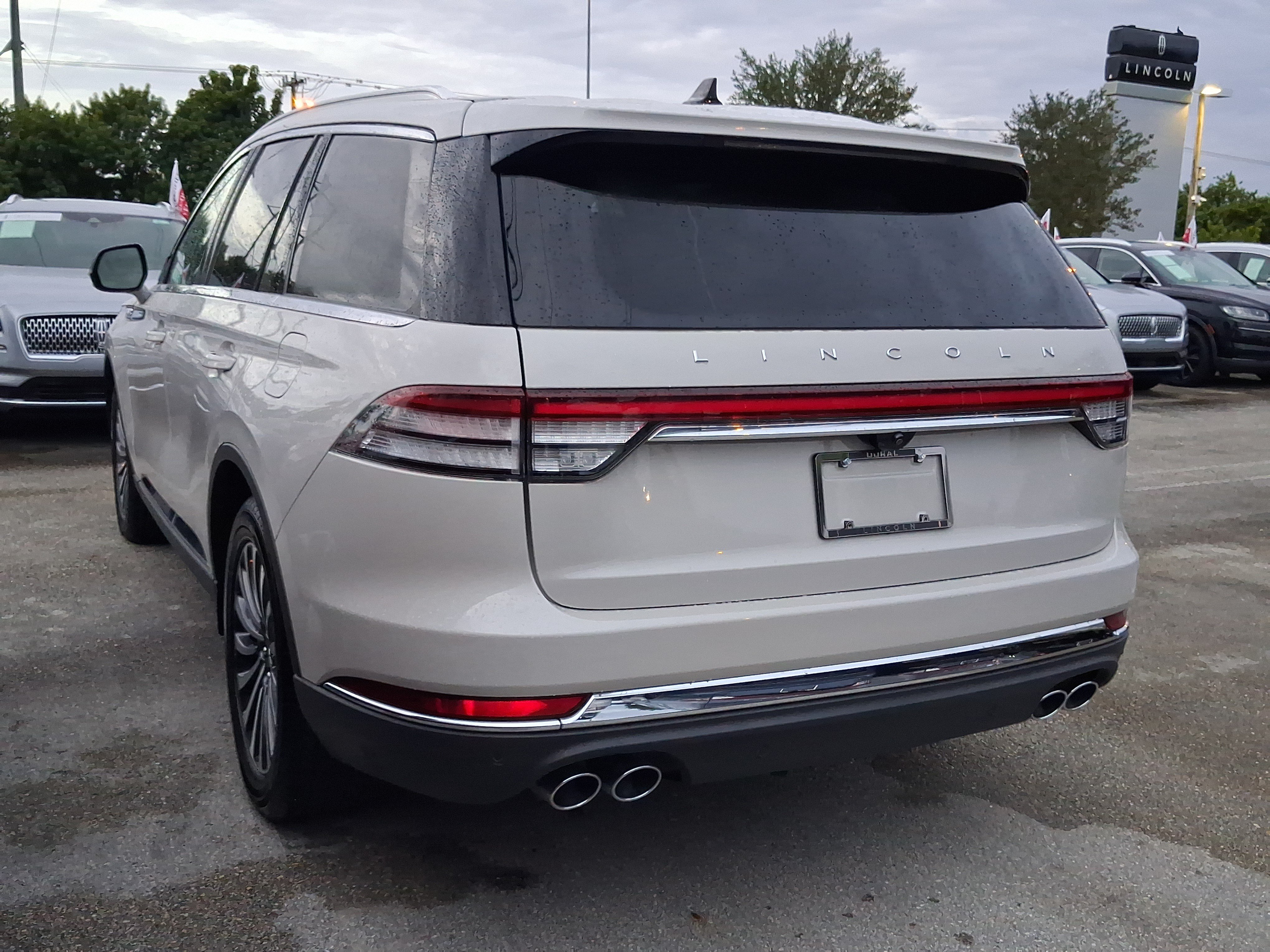 Used 2024 Lincoln Aviator 2WD w/ Premium Package image 3