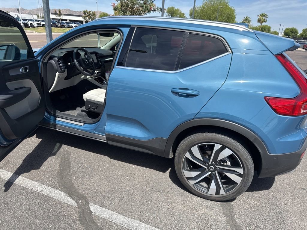 Used 2024 Volvo XC40 B5 Plus w/ Climate Package AWD/4WD image 2