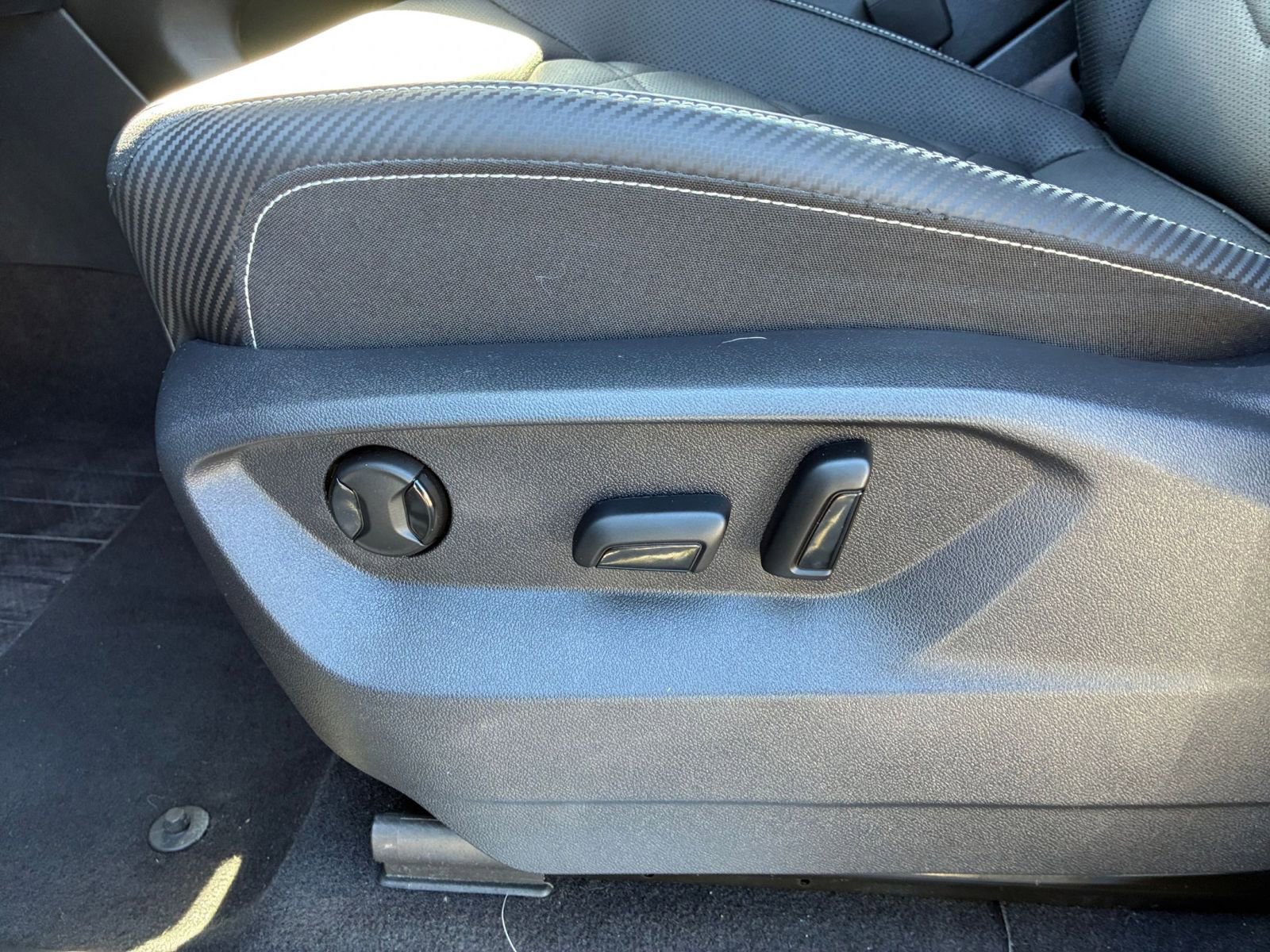 Used 2025 Volkswagen Atlas Cross Sport SE image 22