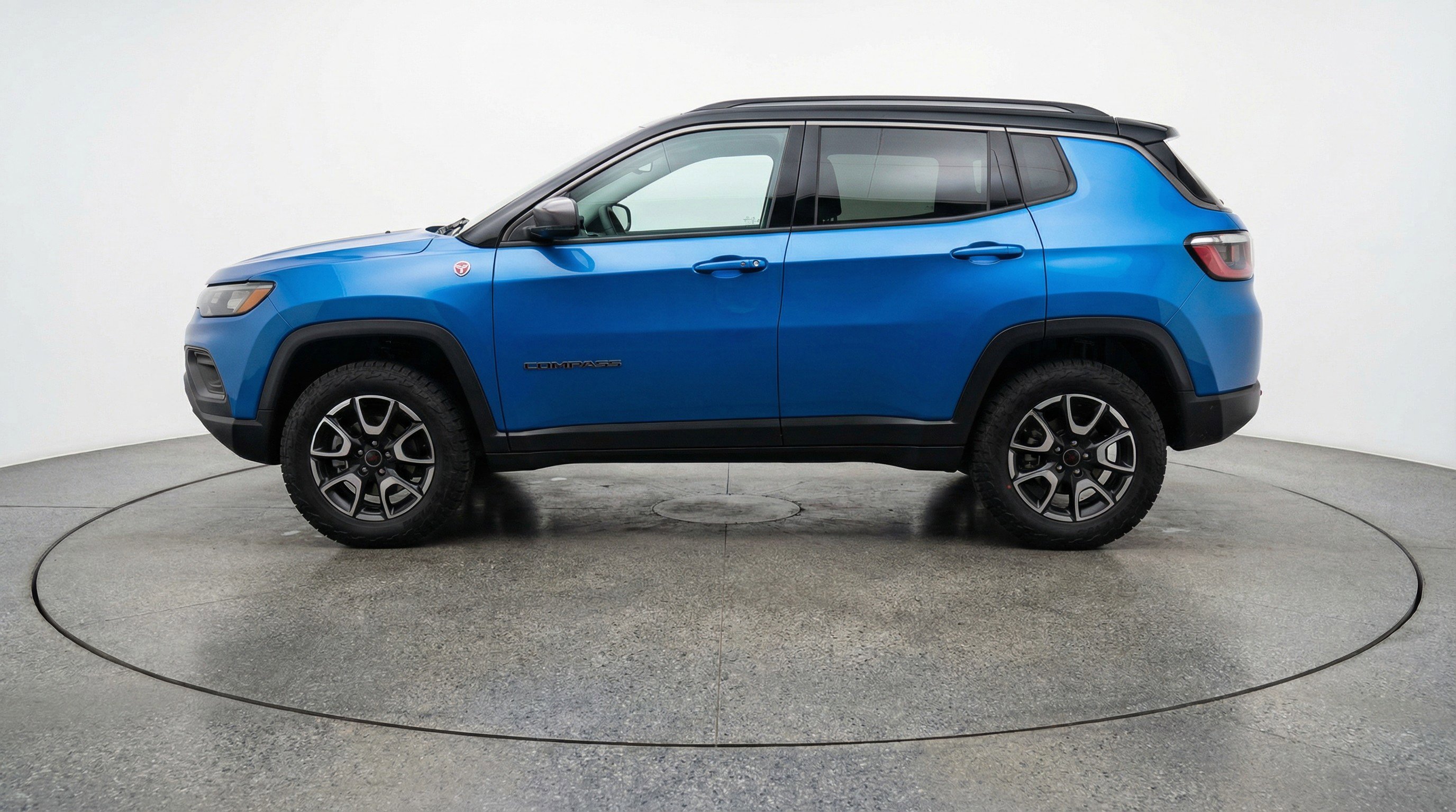 Used 2025 Jeep Compass Trailhawk image 5