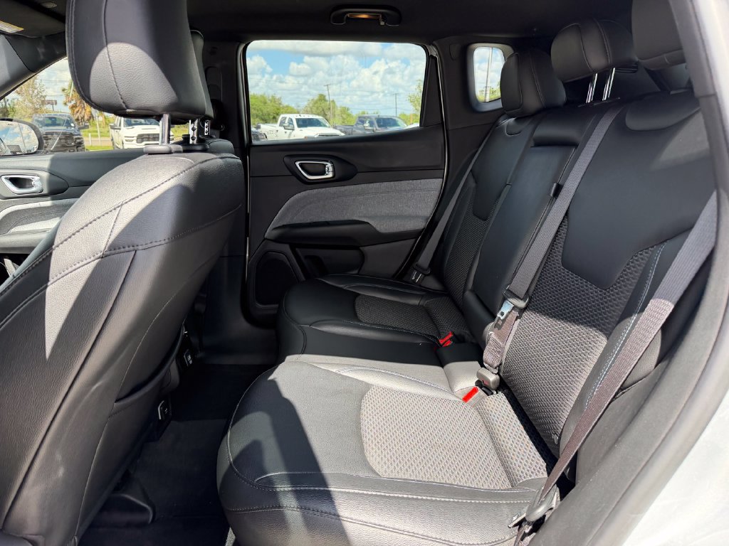 Used 2025 Jeep Compass Latitude AWD/4WD image 9