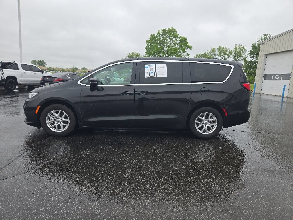 Used 2023 Chrysler Pacifica Touring-L FWD image 4
