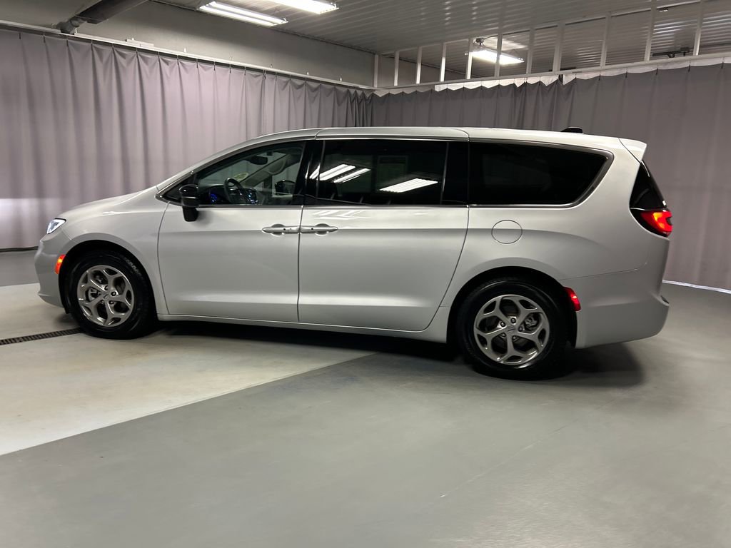 Used 2024 Chrysler Pacifica Limited image 4