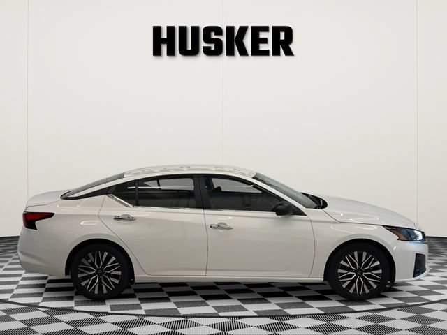 Used 2025 Nissan Altima 2.5 SV FWD image 2