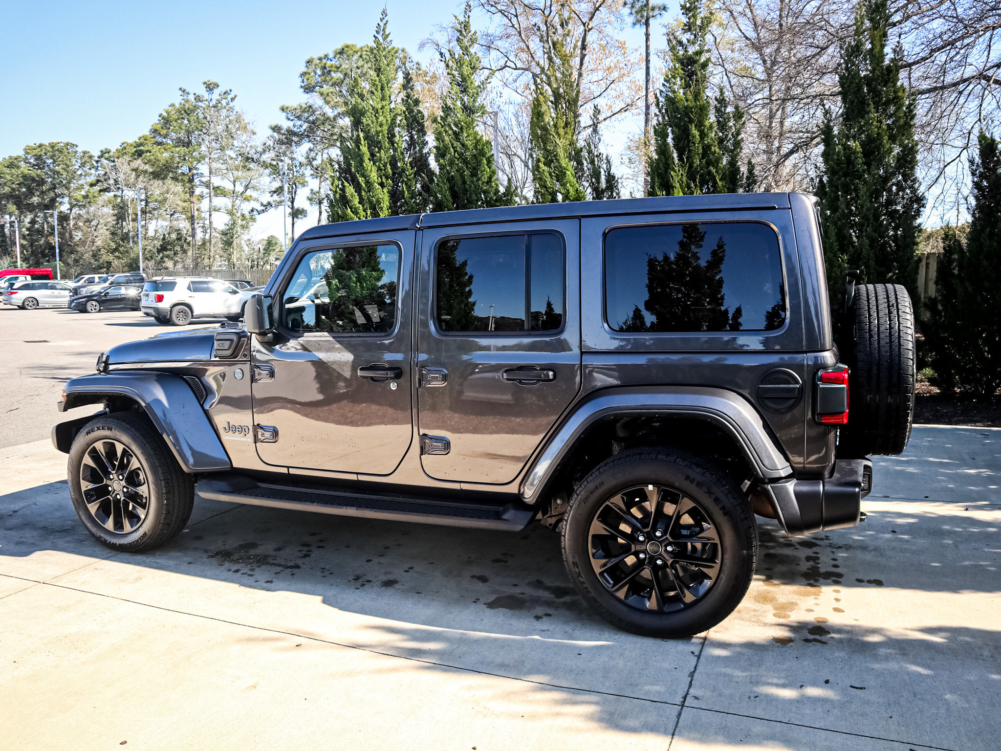 Used 2025 Jeep Wrangler Sahara image 7
