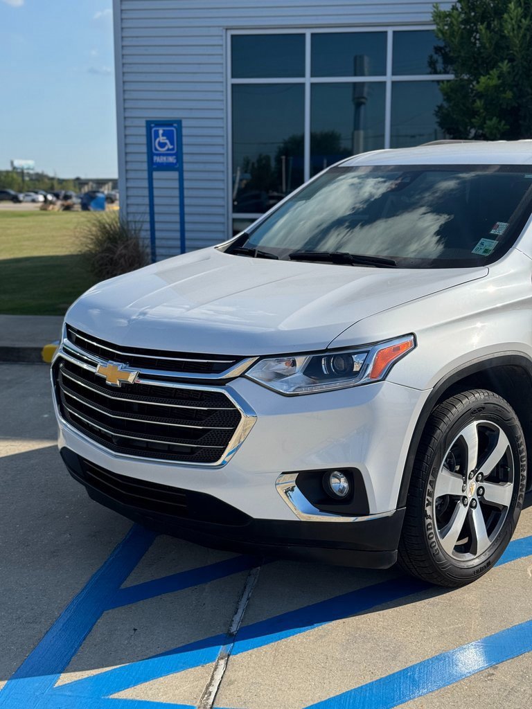 Used 2021 Chevrolet Traverse LT w/ LT Premium Package image 2