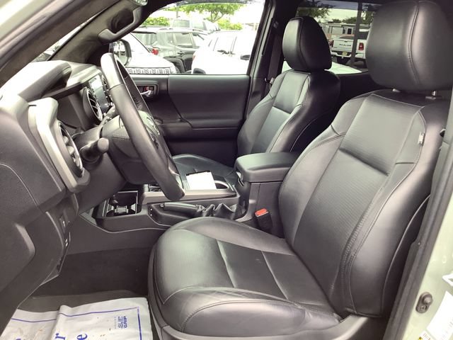 Used 2022 Toyota Tacoma TRD Sport w/ TRD Premium Sport Package AWD/4WD image 8