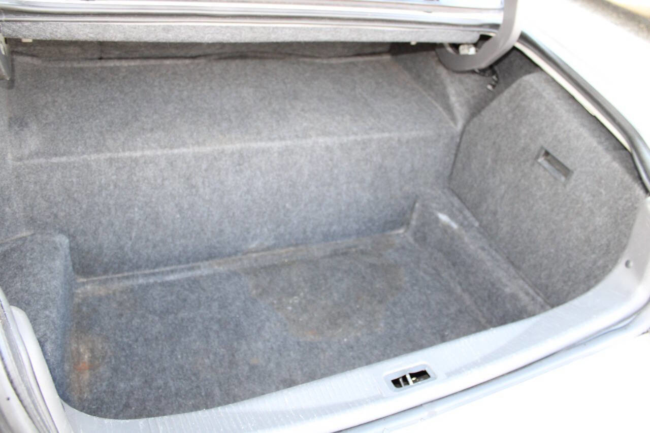 Used 2005 Lincoln Town Car Signature image 22