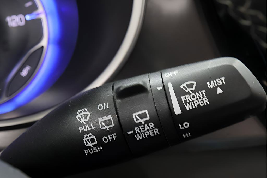 Used 2025 Chrysler Pacifica Select image 16