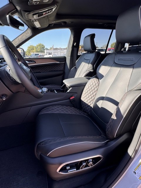 New 2025 Jeep Grand Cherokee Summit image 12