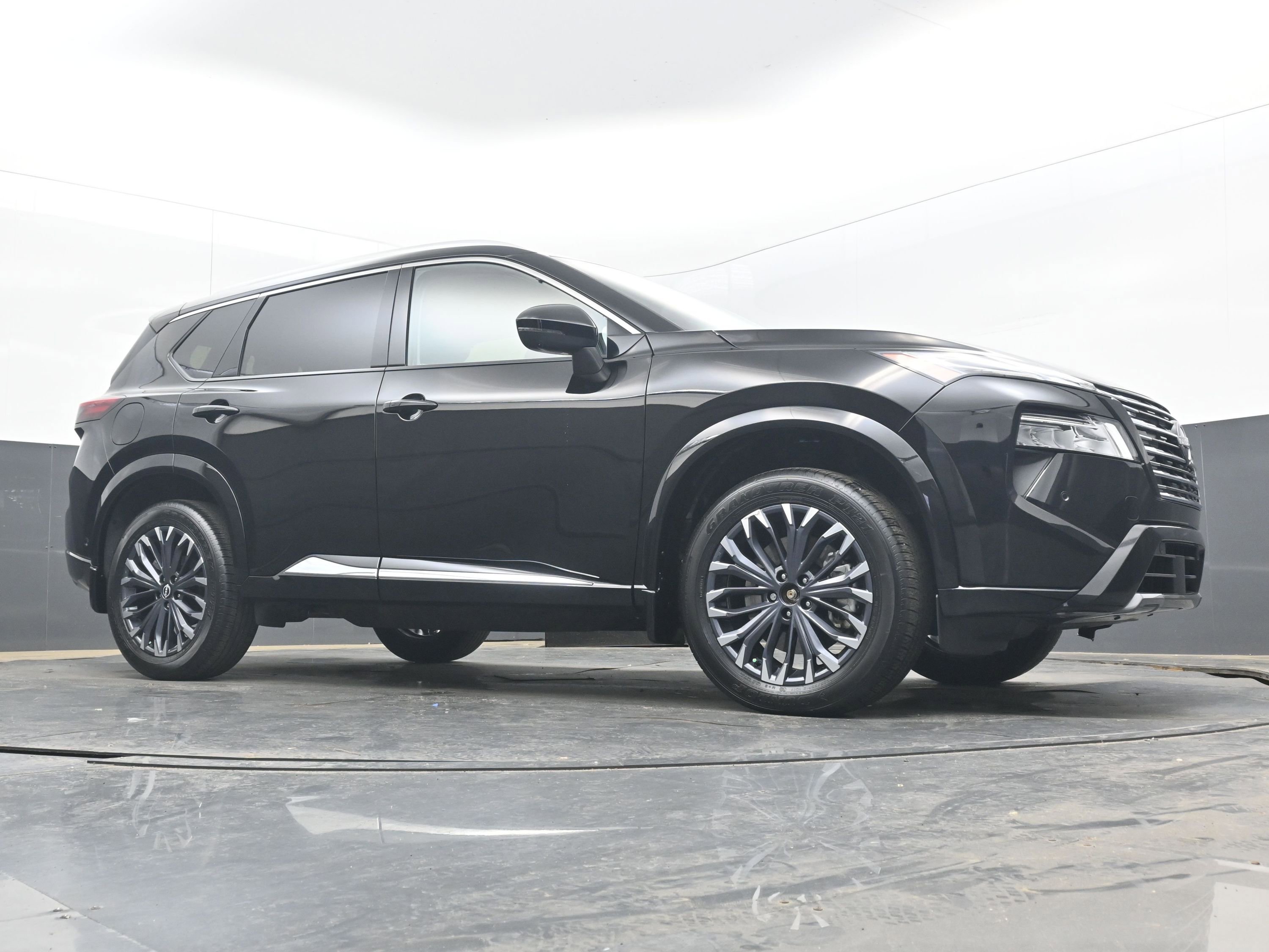 Certified 2025 Nissan Rogue Platinum w/ Tech Package image 22