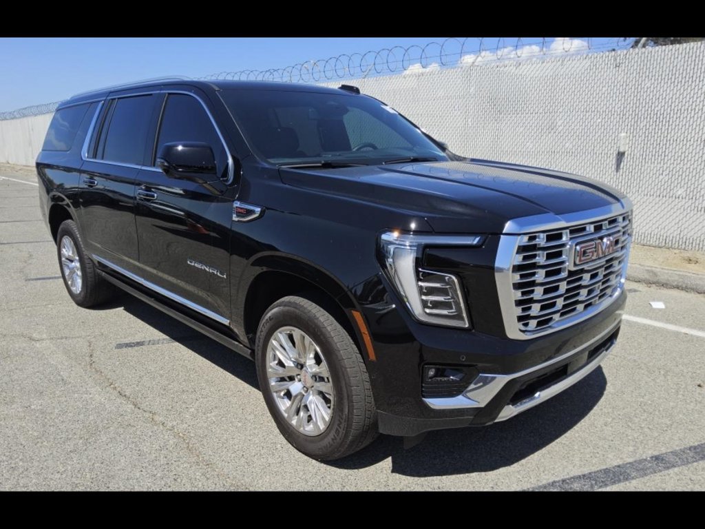 Used 2025 GMC Yukon XL Denali w/ Sun & Power Step Package AWD/4WD image 2