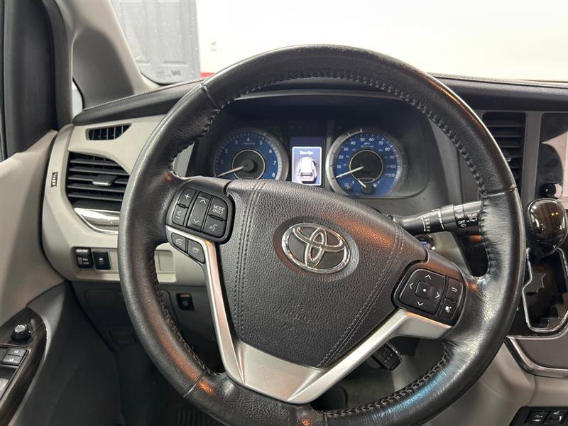 Used 2015 Toyota Sienna XLE image 21